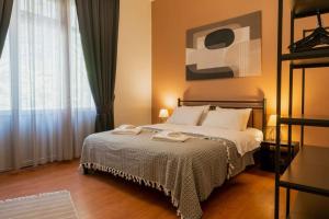 1 dormitorio con 1 cama con 2 toallas en 2BR Historical & Spacious Apt. In Heart of Taksim en Estambul