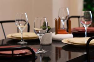 tres copas de vino sentadas sobre una mesa en 2BR Historical & Spacious Apt. In Heart of Taksim en Estambul