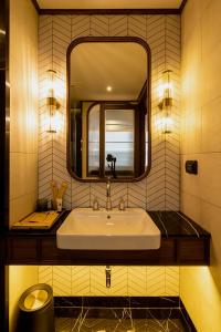 bagno con lavandino e specchio di Hotel MOCO a Udon Thani