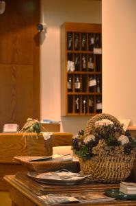 Pokój ze stołem z krzesłem i szafką w obiekcie Hotel Wanda w mieście Pinzolo
