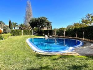 una piscina en medio de un patio en Vilamoura Paradise With Pool by Homing, en Vilamoura
