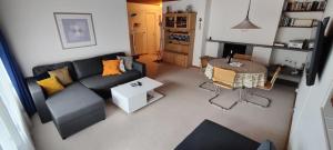 a living room with a couch and a table at Gemütliches Appartement für Erholung und Sport in Klosters