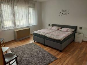 um quarto com uma cama com duas almofadas e um tapete em Ferienhaus Heimes em Klotten