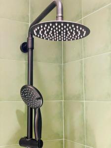 y baño con ducha con cabezal de ducha. en Smartr Barcelona Ramblas en Barcelona