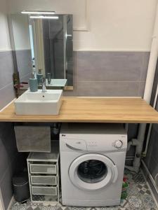 Bathroom sa Gîte meublé 1 à 4 pers à Yutz proche Cattenom Thionville Luxembourg