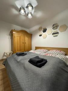 Un pat sau paturi într-o cameră la Ferienwohnung Eleonora