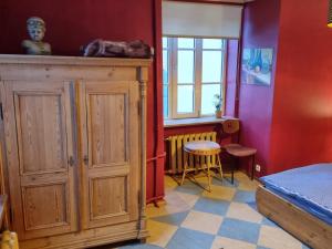 sypialnia z łóżkiem i drewnianą szafką w obiekcie The Heart of Old Riga w Rydze