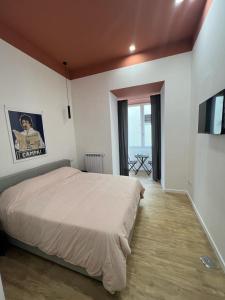 een slaapkamer met een groot bed in een kamer bij Plan B B&B in Napels