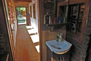 uma casa de banho com um lavatório num chalé de madeira em Casa Lopo em Vale