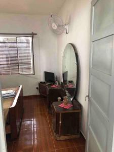 um quarto com um espelho e uma mesa com uma secretária em Las Abuelas em Salto