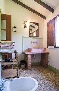 ein Badezimmer mit einem Waschbecken, einem Spiegel und einer Badewanne in der Unterkunft Agriturismo Il Musaccio in Barga