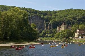 eine Gruppe von Menschen in Booten auf einem Fluss in der Unterkunft Villa de rêve in Couze-et-Saint-Front