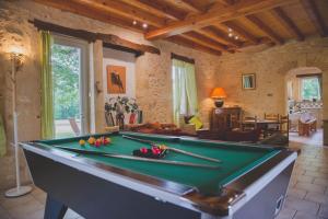 ein Wohnzimmer mit einem Billardtisch in einem Haus in der Unterkunft Villa de rêve in Couze-et-Saint-Front