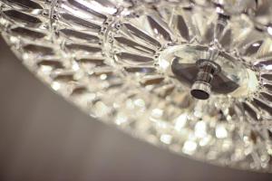 um close-up de uma luz clara do teto de vidro em Fleece Cottage em Kendal