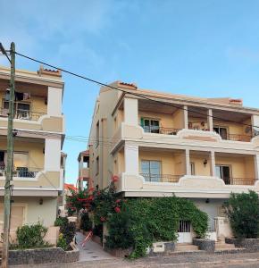 un edificio de apartamentos con balcones en un lateral en Apartamento Antunes en Santa Maria