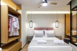 1 dormitorio con cama y armario en Queen Stella Luxury Homes, en Rethymno