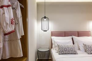 1 dormitorio con 1 cama y luz colgante en Queen Stella Luxury Homes, en Rethymno