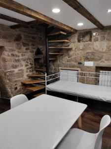 um quarto com duas camas e uma mesa e cadeiras em Casa al lado del mar em Vilagarcía de Arousa