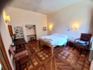- une chambre avec un lit, une table et des chaises dans l'établissement Azienda Agricola Il Querceto, à Marsico Vetere