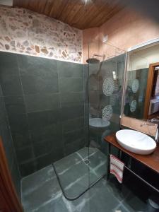 y baño con ducha acristalada y lavamanos. en Azienda Agricola Il Querceto en Marsico Vetere