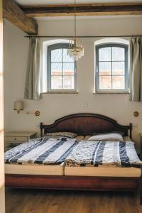 - une chambre avec un lit et 2 fenêtres dans l'établissement Elmenhof, à Elmenhorst