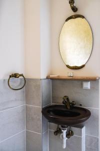 La salle de bains est pourvue d'un lavabo et d'un miroir. dans l'établissement Elmenhof, à Elmenhorst