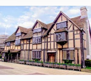 a large building with windows on a street at North Cotswolds apartment in Shipston-on-Stour in Shipston on Stour
