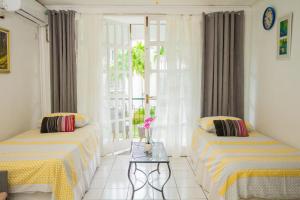 En eller flere senge i et værelse på Ocho Rios Sandcastles Resort on the beach 1 bedroom Apartment on the Beach