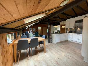 a kitchen and dining room with a table and chairs at Luett Huus in Gartow