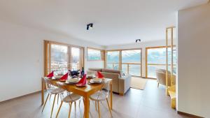 Teddy's VIEW & QUIET chalet 6 pers في Agettes: غرفة معيشة مع طاولة عليها مناديل حمراء