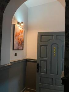ALULA WINTER في العلا: باب في غرفة مع لوحة على الحائط