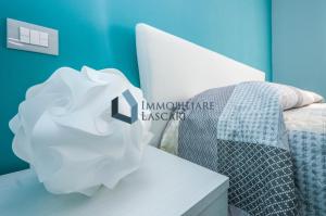 a bedroom with a white table next to a bed at Villa Ricky, a pochi passi dal mare in Lascari