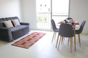 - un salon avec un canapé, une table et des chaises dans l'établissement Encantador y Cómodo apartamento en condominio, à Cúcuta