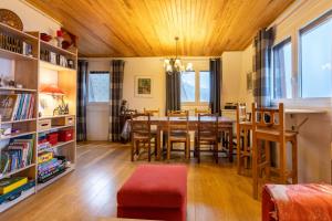 - une salle à manger avec une table et des chaises dans l'établissement Carols, à Font-Romeu-Odeillo-Via