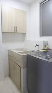 - une cuisine avec un évier et un comptoir dans l'établissement Encantador y Cómodo apartamento en condominio, à Cúcuta