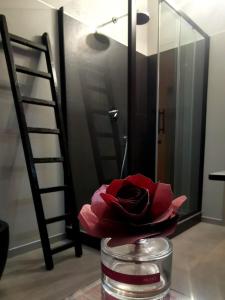 a red rose in a glass vase on a table at MEMA HOLIDAY HOME in Aosta