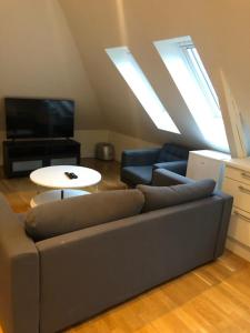 sala de estar con sofá y mesa en Fløyen Apartment en Bergen