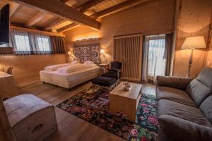 Postel nebo postele na pokoji v ubytování Hotel Ciasa Salares