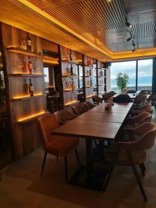Un comedor con una gran mesa y sillas de madera. en Apartman MOUNTAIN VIEW Milmari Resort, en Kopaonik