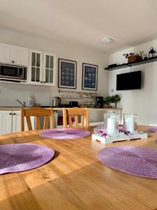 a kitchen with purple mats on a wooden table at Ubytování U Křivánků in Telč