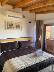- une chambre avec un lit et une fenêtre dans l'établissement El Encanto de Antilhue, à Valdivia