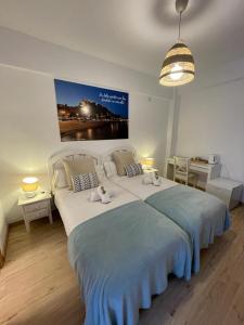 um quarto com uma cama grande num quarto em Hostal Ventura Premium em Alicante