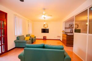 uma sala de estar com dois sofás e uma televisão em Dafina Residence em Dar es Salaam