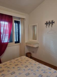 - une chambre avec un lit et une fenêtre dans l'établissement Searenity Seafront house - 50m from the beach, à Larnaka