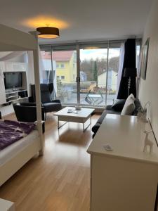 ein Wohnzimmer mit einem Sofa und einem Tisch in der Unterkunft Ferienwohnung Stett in Meersburg