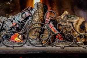 estufa con chimenea en la habitación en Hotel Mitikas, en Livádion