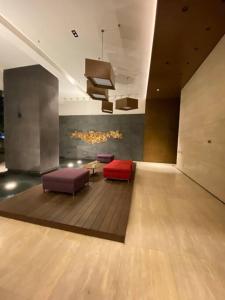 クアラルンプールにあるAnggun Residence Modern Suites with Netflix 3Mins to Monorail KL Near KLCCのリビングルーム(紫と赤の椅子2脚付)