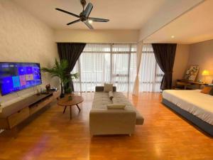 uma sala de estar com um sofá, uma cama e uma televisão em Anggun Residence Modern Suites with Netflix 3Mins to Monorail KL Near KLCC em Kuala Lumpur