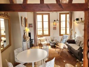 sala de estar con mesa y sillas en LE VALENTIN - Parking privé offert - Coeur Historique -La Clef de Honfleur en Honfleur