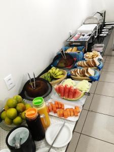 um buffet com frutas e vegetais numa mesa em Hotel Ceolatto em Várzea Grande